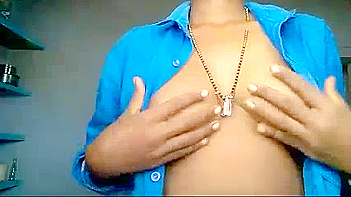 Aunty Flashes Her Juicy Tits on Hidden Camera