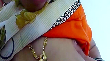 Desi Wife Flashing Her Big Boobs in HD