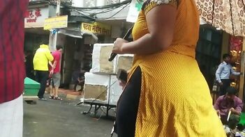 Bhubaneswar Aunty in Tight Leggings Showing Off Her Juicy Ass