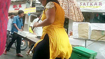 Bhubaneswar Aunty in Tight Leggings Showing Off Her Juicy Ass