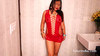 Indian Bhabhi Strips Down and Shows Off Her Juicy Curves