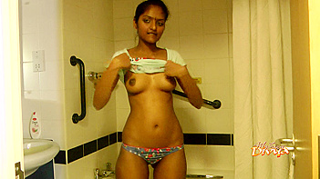 Indian Chick Divya Flashing Her Juicy Ass in the Bathroom