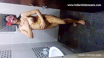 Indian Babe Renu Pillay Masturbates Like a Freaking Pro