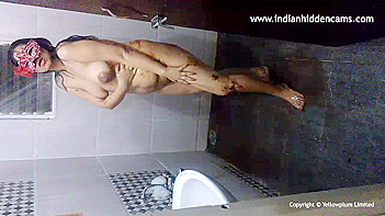 Indian Babe Renu Pillay Masturbates Like a Freaking Pro