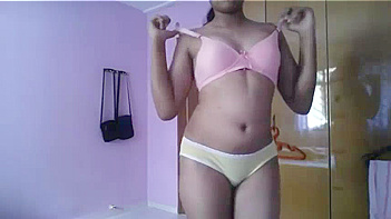 Indian Babe from Delhi Strips Down Naked and Shows Her Juicy Pussy