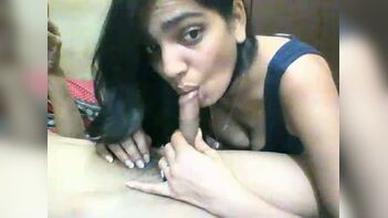Sizzling Desi College Girl Gives Hot Blowjob to Her Lover!