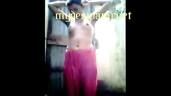 Shocking Voyeur Video of Bengali Girl Bathing Outdoors Leaked!