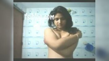 Stunning Desi Beauty Records Her Own Nude Clip in Bengali Hostel