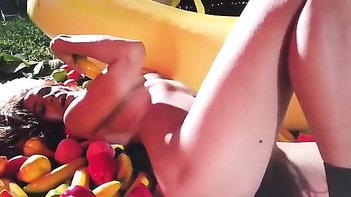Poonam Pandey Masturbates Wildly With a Fucking Banana - Must See!