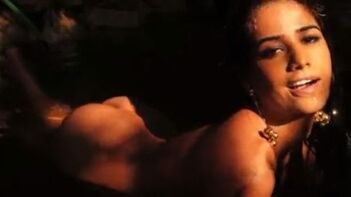 Poonam Pandey’s Shaved Pussy and Smokin’ Hot Ass Splashin’ in the Water