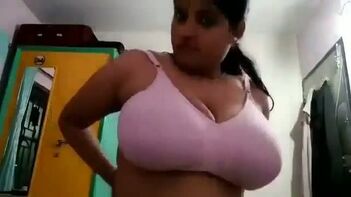 Desi College Girl Flaunts Her Melon Boobs On Request - An Unforgettable Experience!