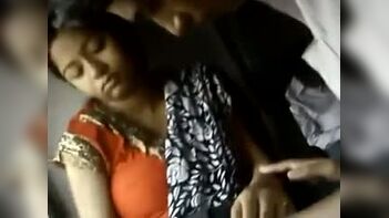Leaked Bengaluru College Girl's Busty Sex MMS on Running Train - Desi Sex Video