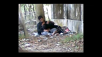 Mumbai College Couple Enjoys Thrilling Outdoor Sex: Desi Style!